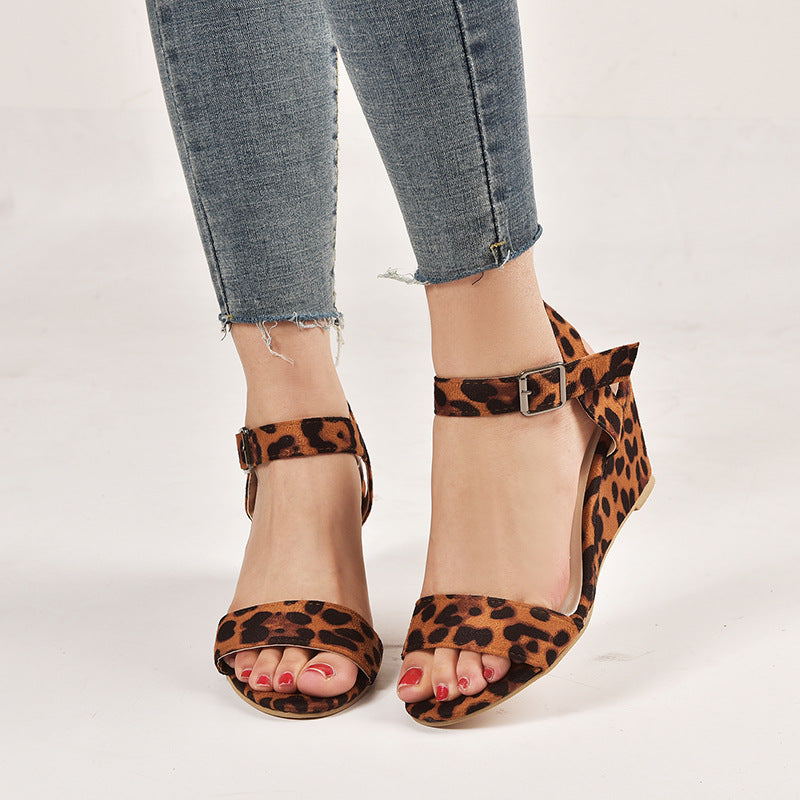 Sandalias de gamuza con cuña – elegantes y versátiles para verano