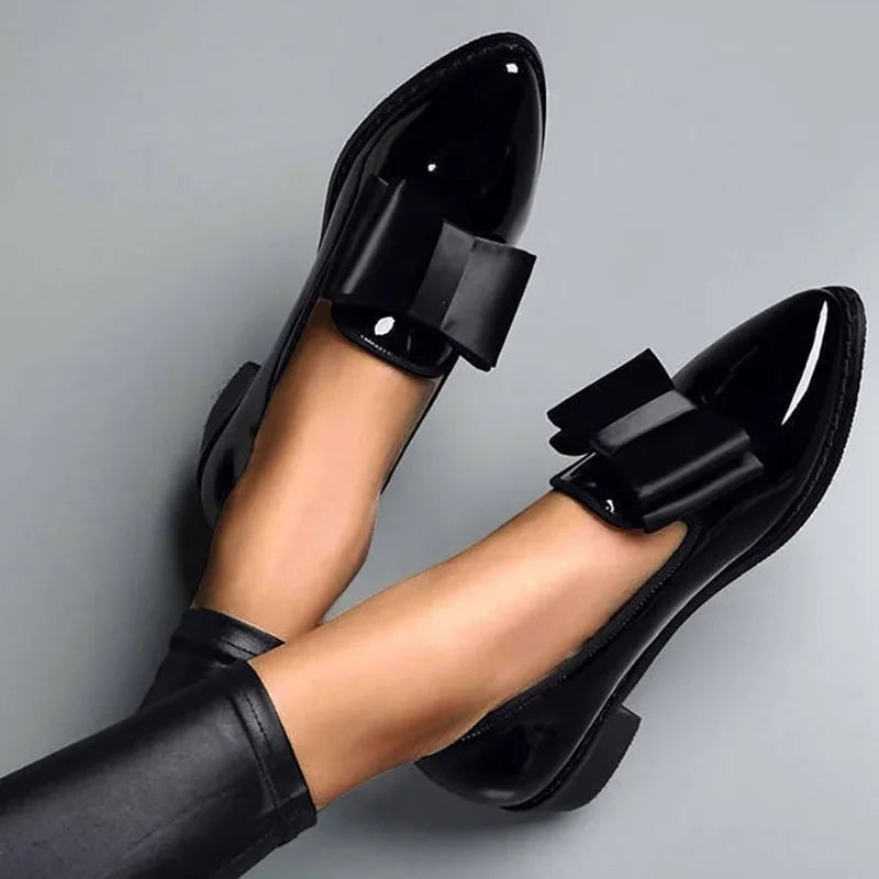 Mocasines de charol con lazo para mujer – elegancia y comodidad 2025