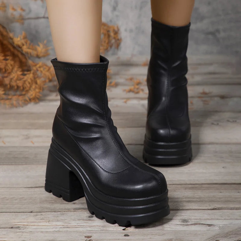 Botines elegantes para mujer – estilo urbano con plataforma y acabado en cuero.