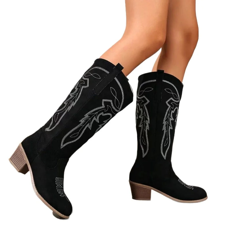 Botas vaqueras bordadas de gamuza para mujer con tacón medio cuadrado. Modernas, cómodas y con estilo étnico
