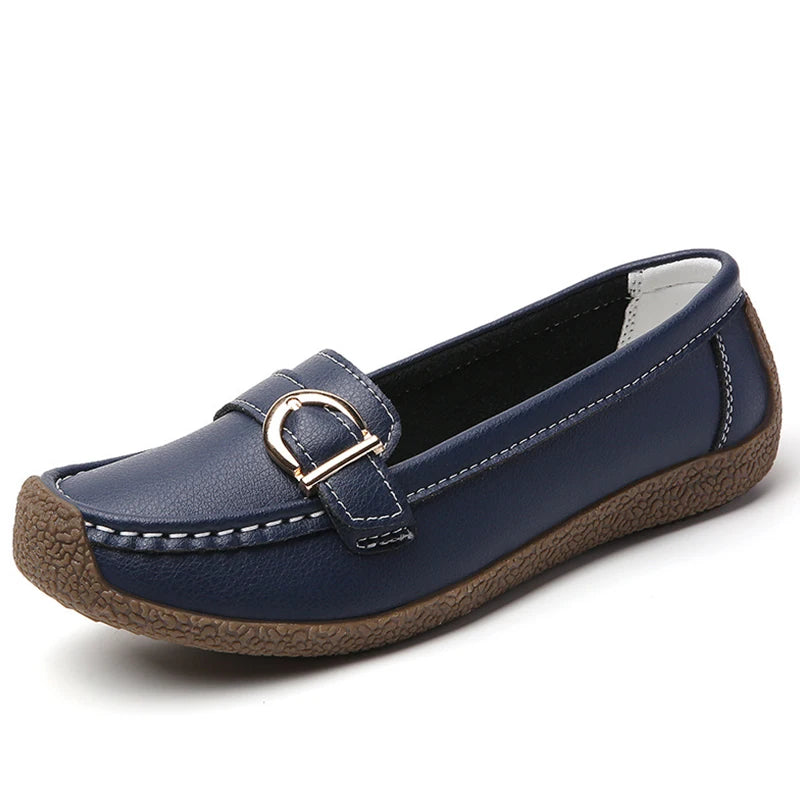 Mocasines clásicos para mujer con detalle metálico y tacón bajo