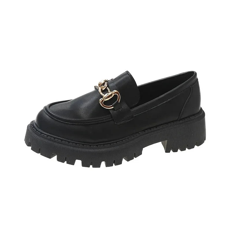Mocasines de mujer con tacón grueso y detalle metálico – estilo clásico y moderno