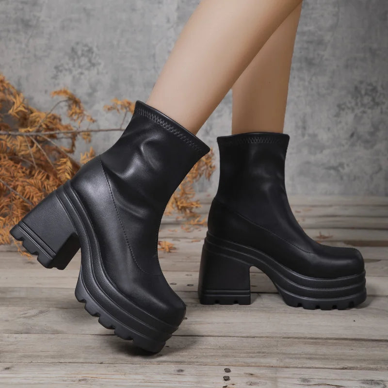 Botines elegantes para mujer – estilo urbano con plataforma y acabado en cuero.