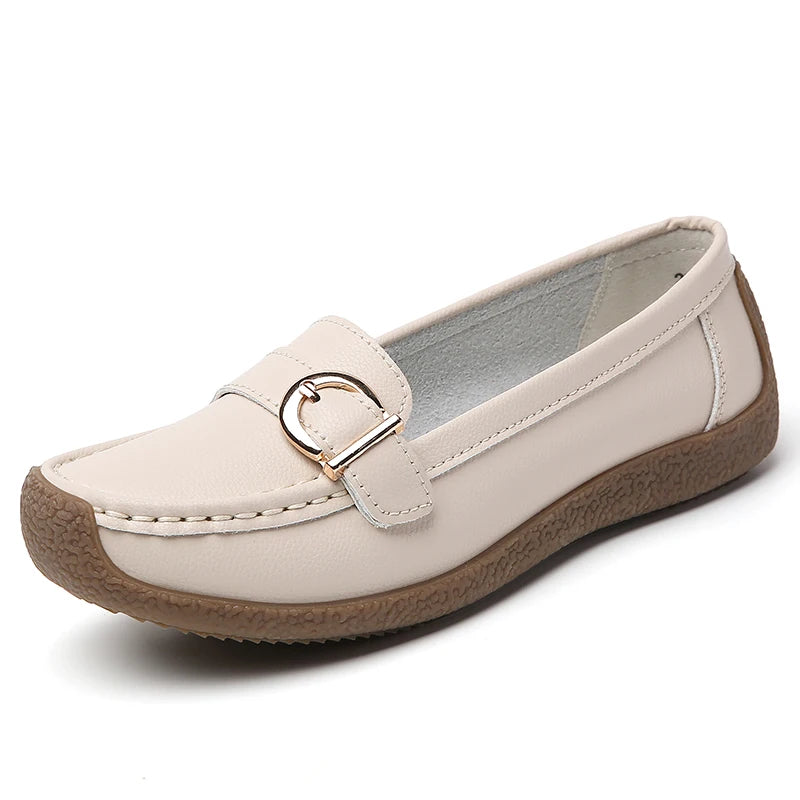 Mocasines clásicos para mujer con detalle metálico y tacón bajo