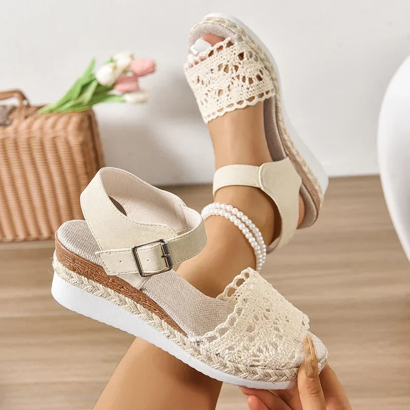 Sandalias de verano con cuña de esparto para mujer – elegantes y ligeras.