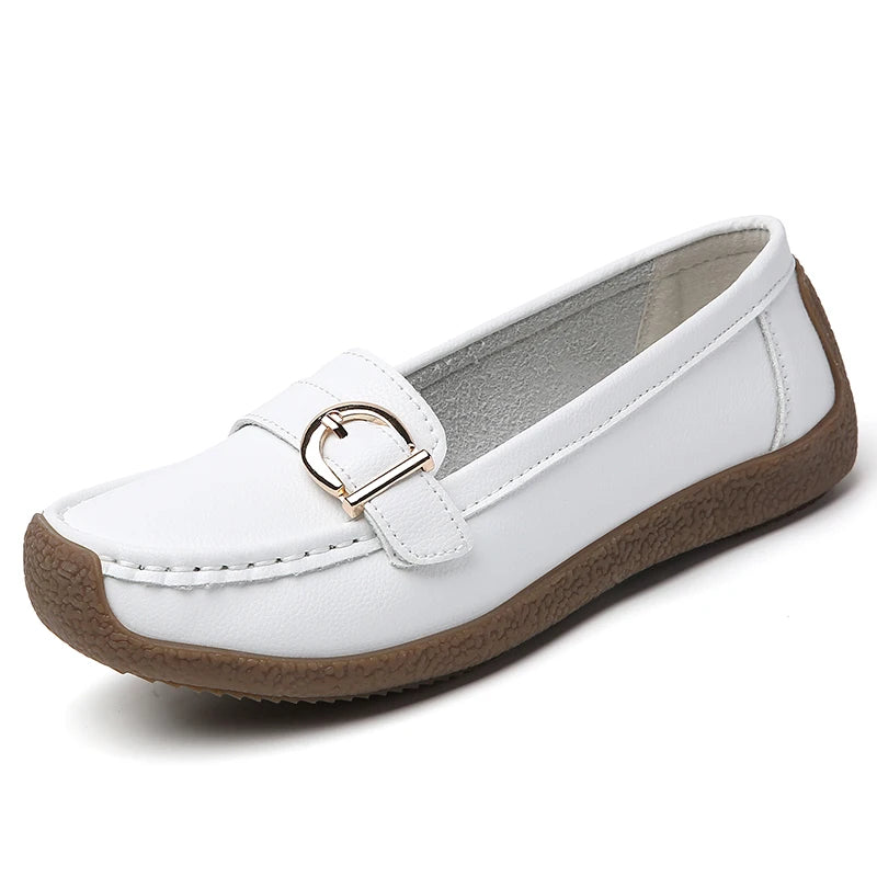 Mocasines clásicos para mujer con detalle metálico y tacón bajo