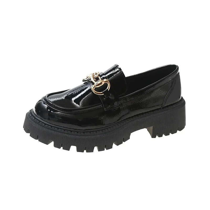 Mocasines de mujer con tacón grueso y detalle metálico – estilo clásico y moderno