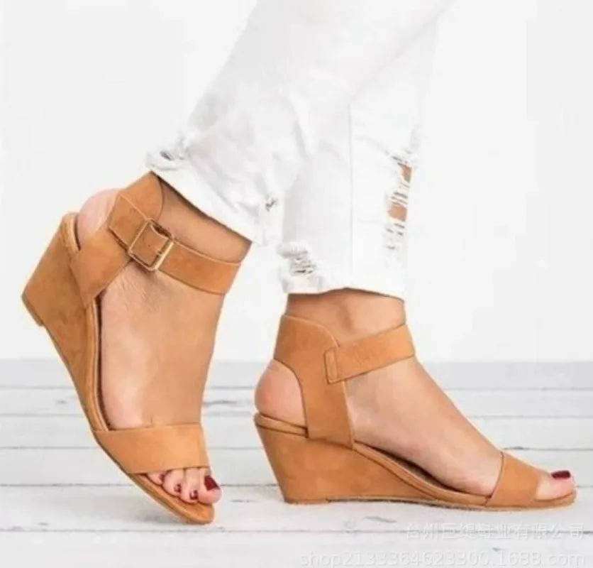 Sandalias de gamuza con cuña – elegantes y versátiles para verano
