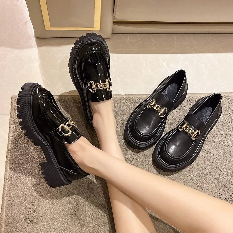 Mocasines de mujer con tacón grueso y detalle metálico – estilo clásico y moderno