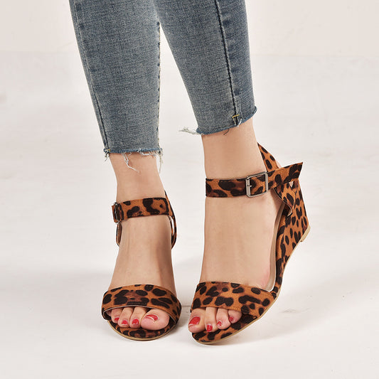 Sandalias de gamuza con cuña – elegantes y versátiles para verano