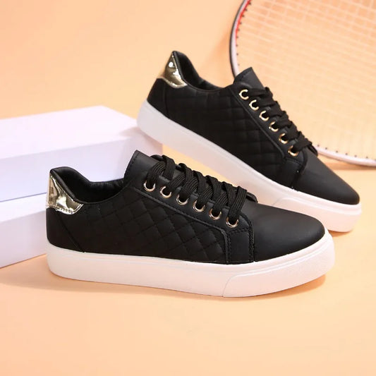 Zapatillas deportivas para mujer – estilo urbano con cordones.
