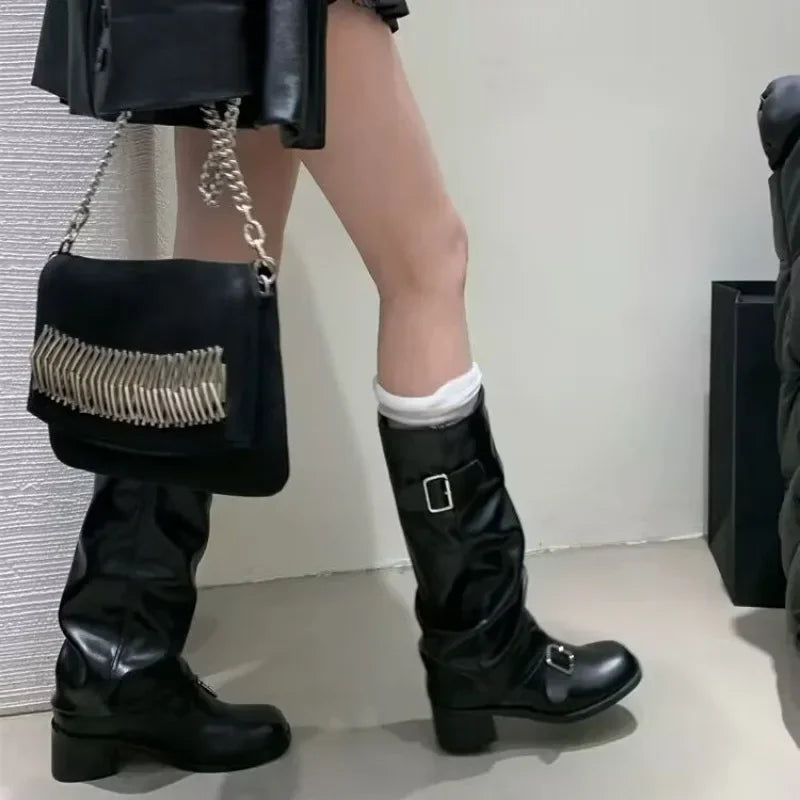 Botas góticas de mujer hasta la rodilla – plataforma y tacón grueso.