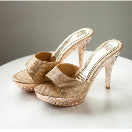 Sandalias de tacón alto con plataforma y pedrería de imitación. Disponibles en dorado, plateado y negro