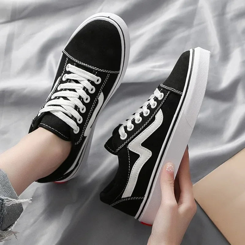 Zapatillas negras con blanco casuales – tenis básicos para mujer