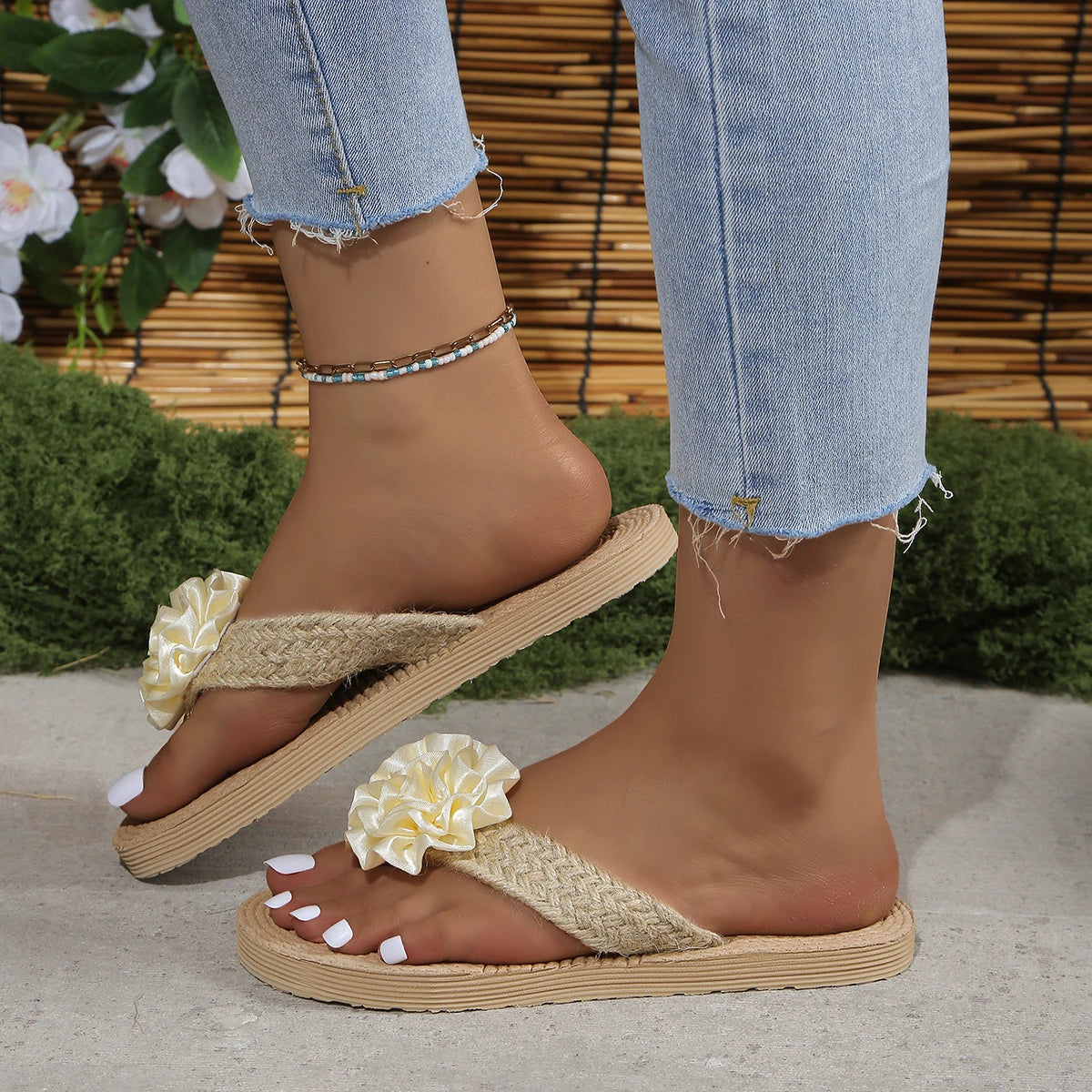 Sandalias planas con decoración floral – Calzado casual y moderno para mujer