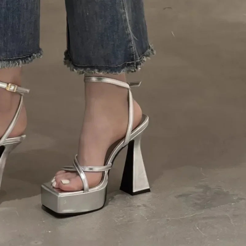 Sandalias altas con plataforma y tacón grueso – estilo de moda 2025
