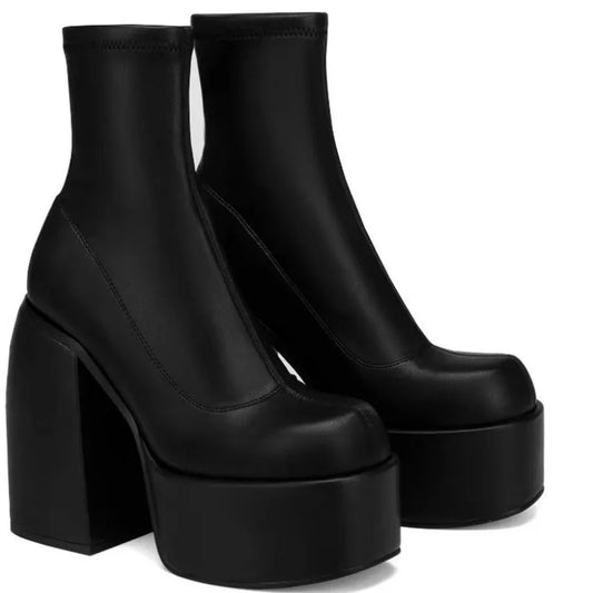Botines elegantes para mujer – estilo urbano con plataforma y acabado en cuero.