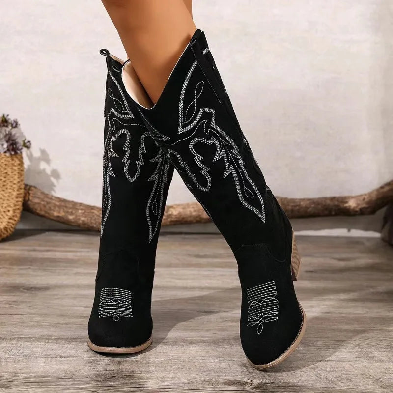 Botas vaqueras bordadas de gamuza para mujer con tacón medio cuadrado. Modernas, cómodas y con estilo étnico