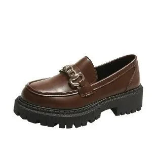 Mocasines de mujer con tacón grueso y detalle metálico – estilo clásico y moderno