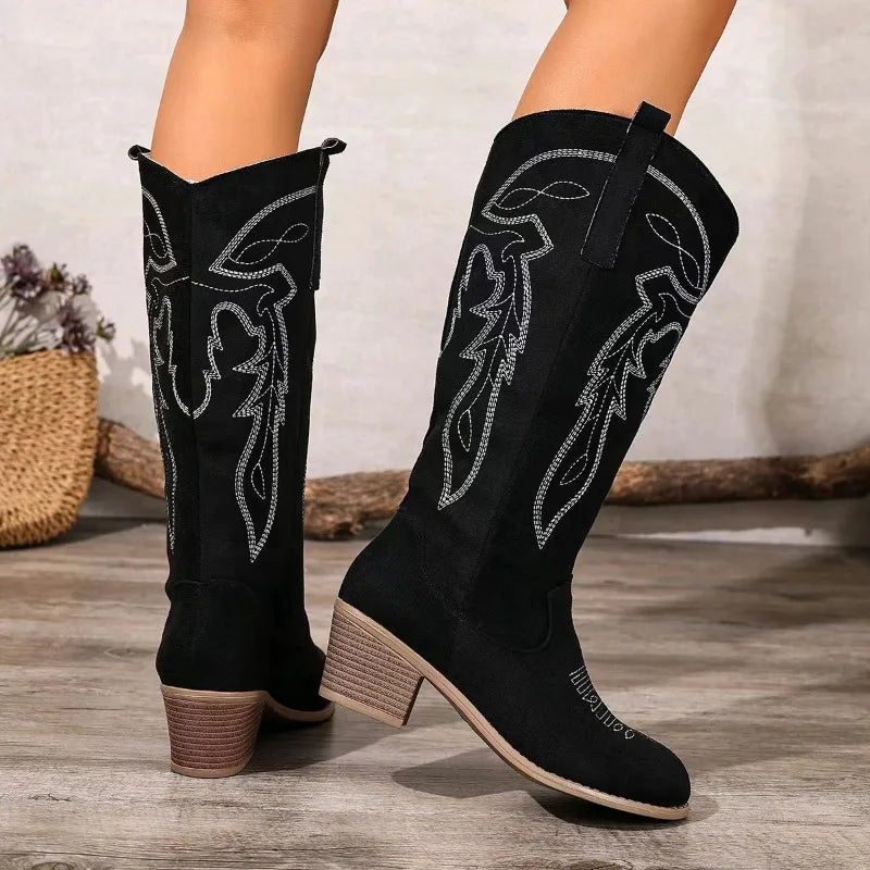 Botas vaqueras bordadas de gamuza para mujer con tacón medio cuadrado. Modernas, cómodas y con estilo étnico