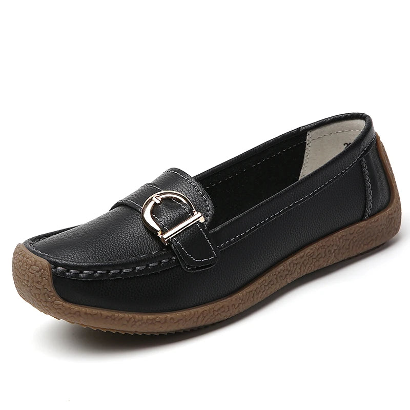 Mocasines clásicos para mujer con detalle metálico y tacón bajo