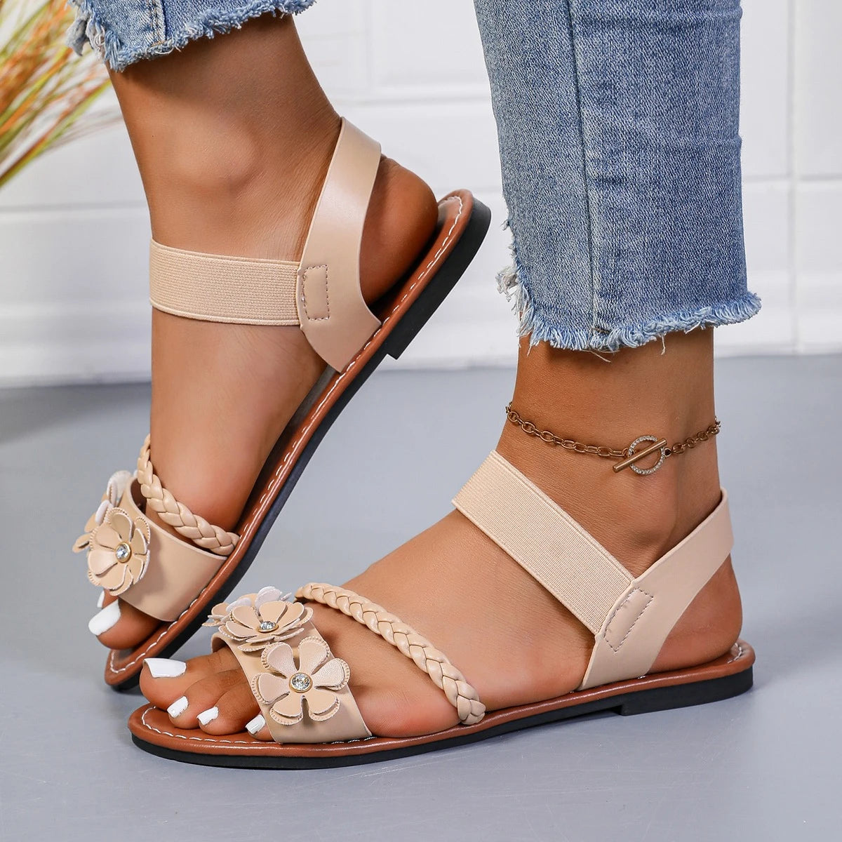 Sandalias de Cuña con Detalle Floral – Estilo Casual de Verano