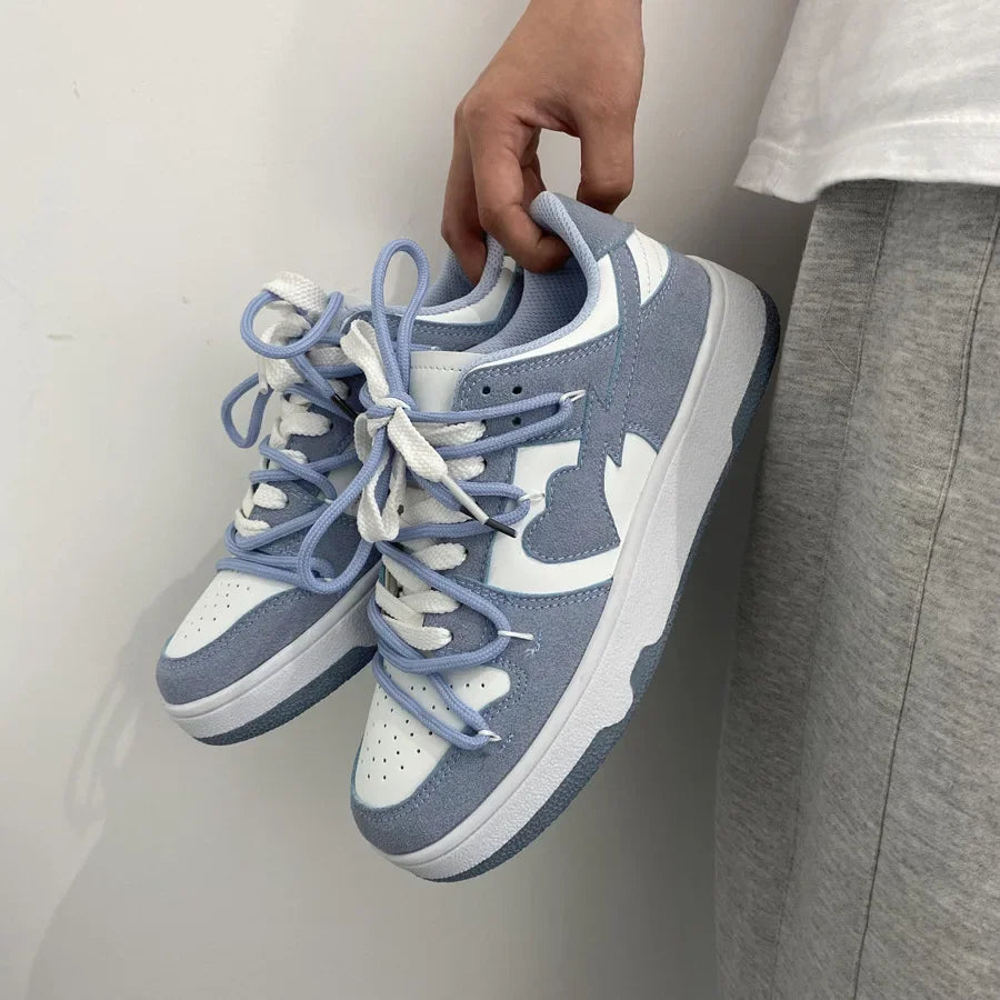 Tenis de mujer en azul con detalles blancos, diseño juvenil y cómodo. Deportivos y casuales, perfectos para verano, caminar o uso diario