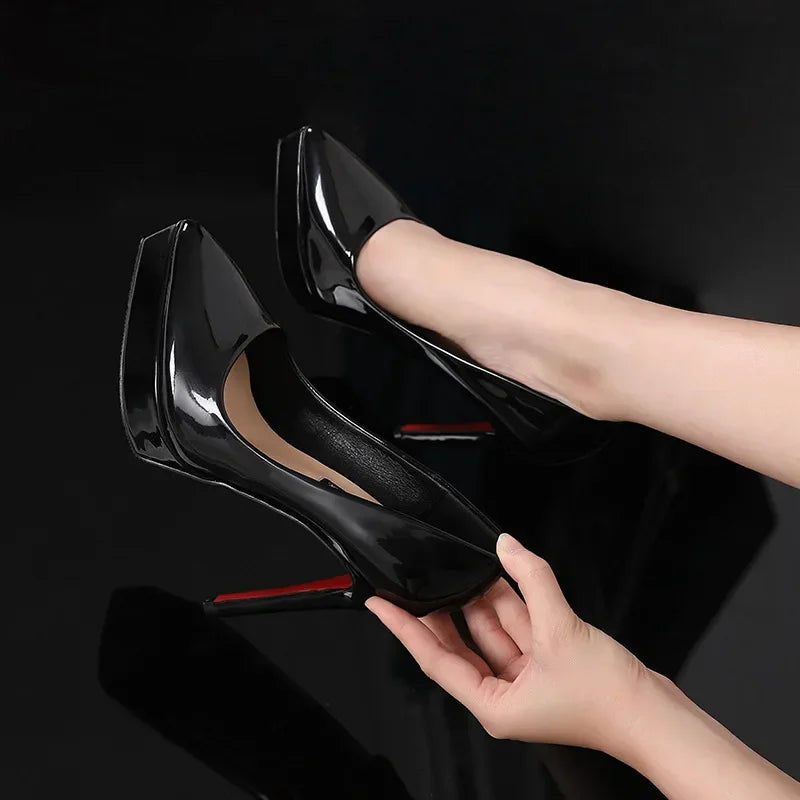 Stilettos clásicos para mujer - Tacones de charol con punta afilada y diseño sexy.