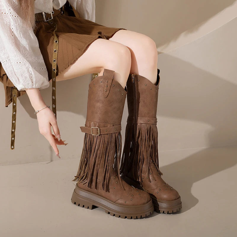 Botas altas para mujer con plataforma y tacón de bloque. Diseño con borlas y cremallera lateral