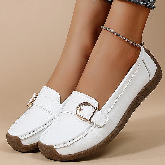 Mocasines clásicos para mujer con detalle metálico y tacón bajo