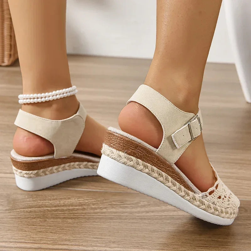 Sandalias de verano con cuña de esparto para mujer – elegantes y ligeras.