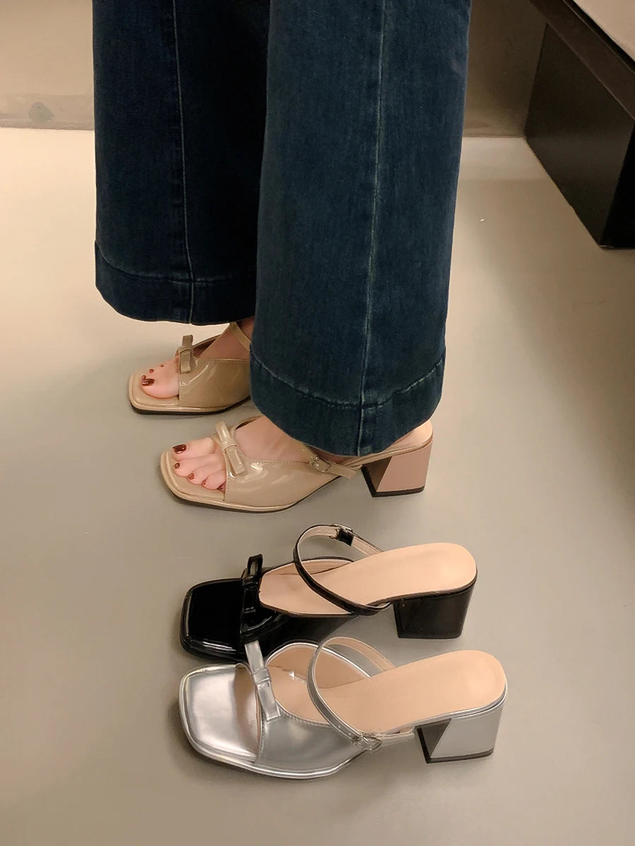 Sandalias de tacón color rosa nude con detalle de lazo mariposa. Diseño elegante y cómodo, perfectas para mujer en verano u ocasiones especiales.