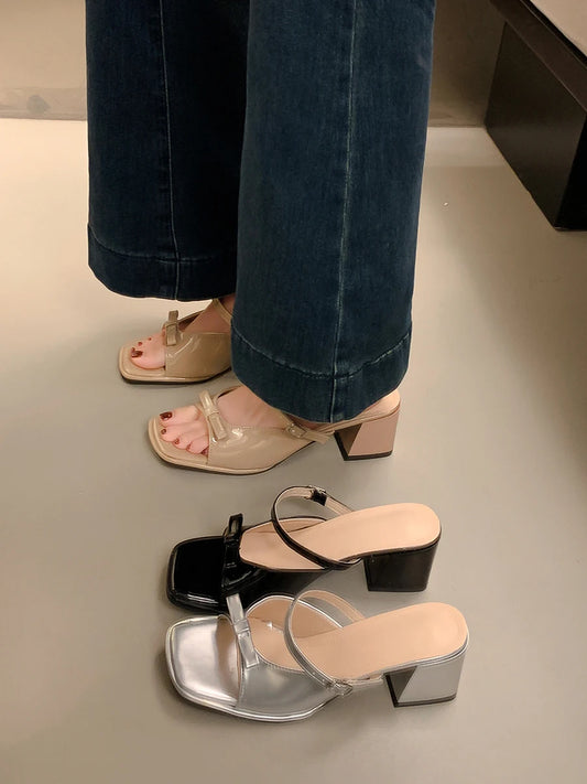 Sandalias de tacón color rosa nude con detalle de lazo mariposa. Diseño elegante y cómodo, perfectas para mujer en verano u ocasiones especiales.