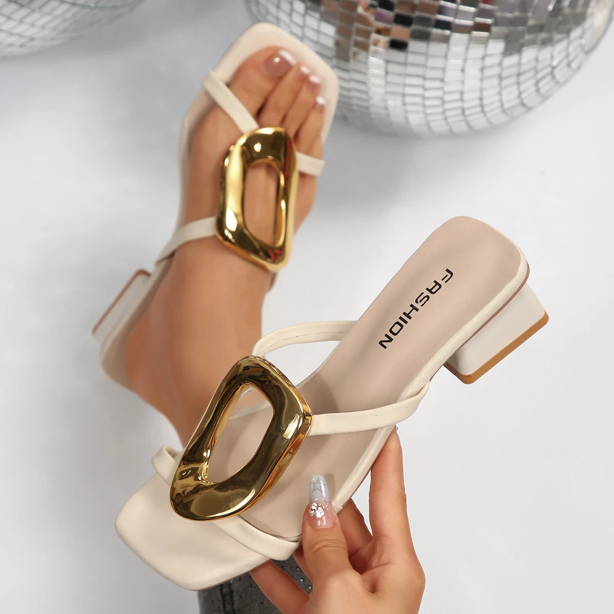 Sandalias de lujo con detalle dorado | Calzado elegante para bodas y eventos