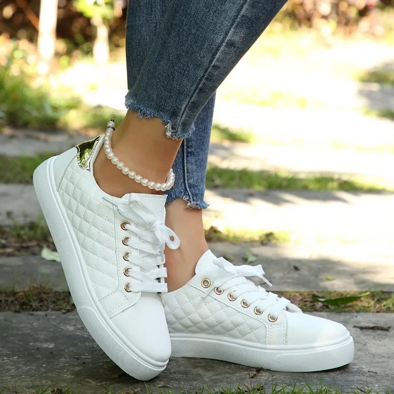 Zapatillas deportivas para mujer – estilo urbano con cordones.