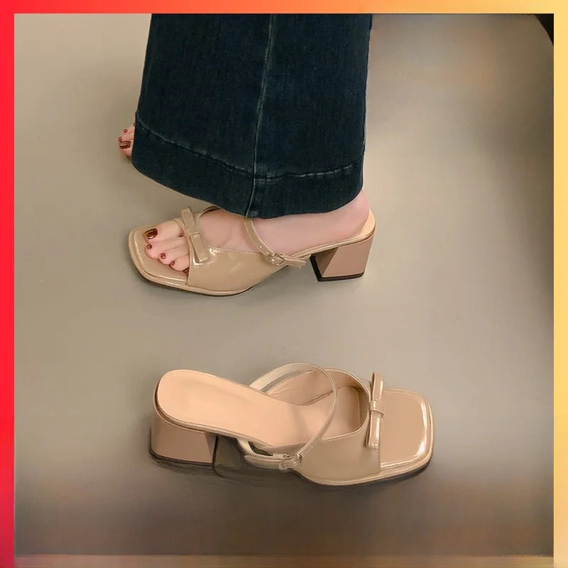 Sandalias de tacón color rosa nude con detalle de lazo mariposa. Diseño elegante y cómodo, perfectas para mujer en verano u ocasiones especiales.
