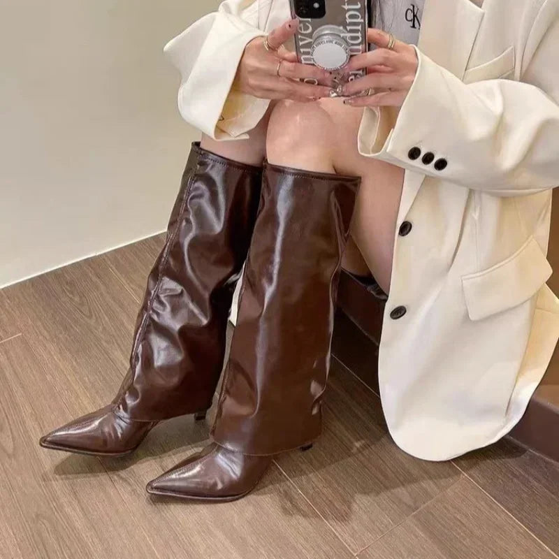 Botas altas para mujer – tendencia 2025, sin cordones y con tacón fino
