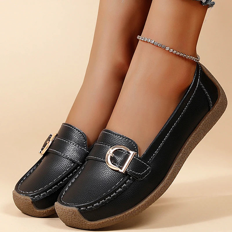 Mocasines clásicos para mujer con detalle metálico y tacón bajo