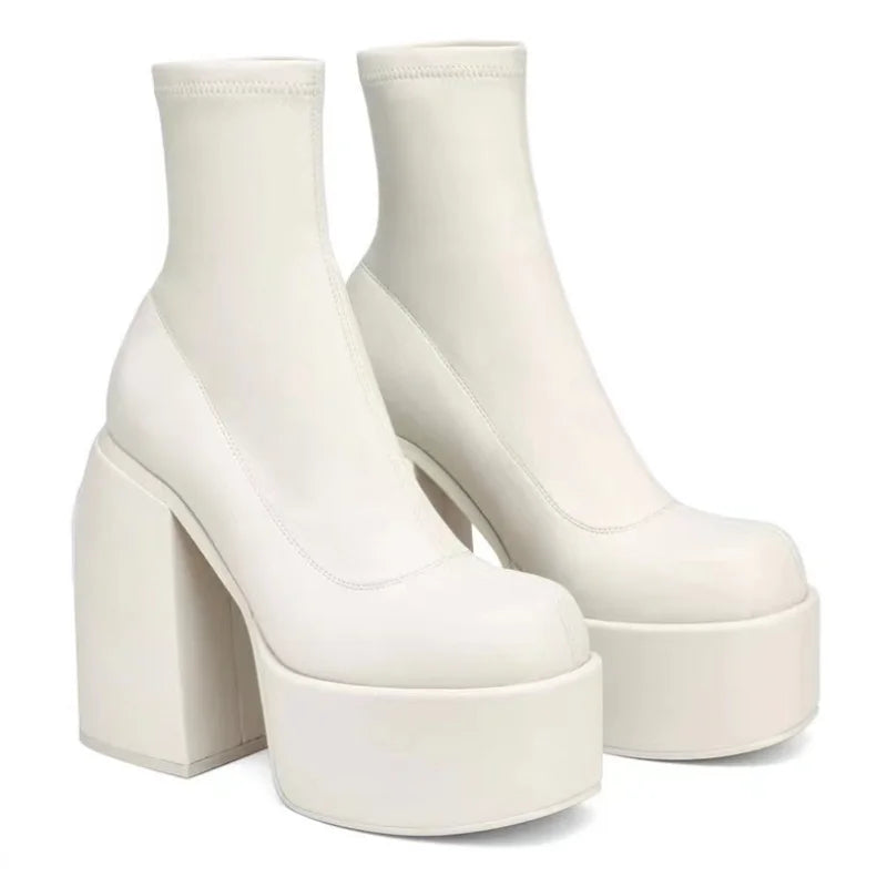 Botines elegantes para mujer – estilo urbano con plataforma y acabado en cuero.