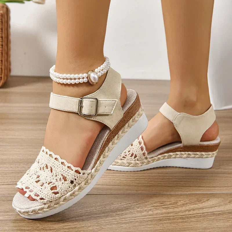 Sandalias de verano con cuña de esparto para mujer – elegantes y ligeras.