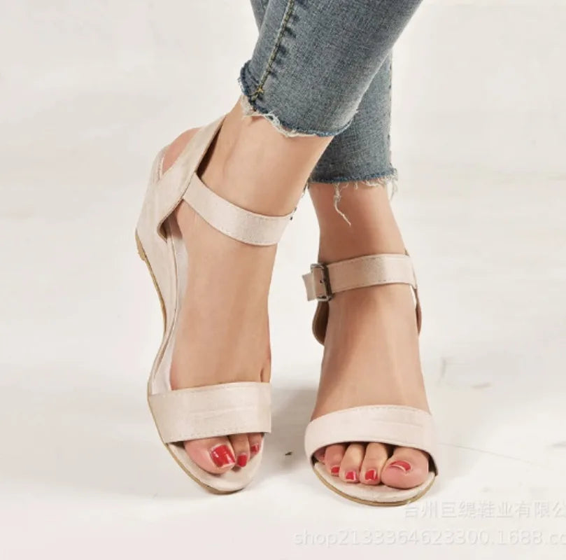 Sandalias de gamuza con cuña – elegantes y versátiles para verano