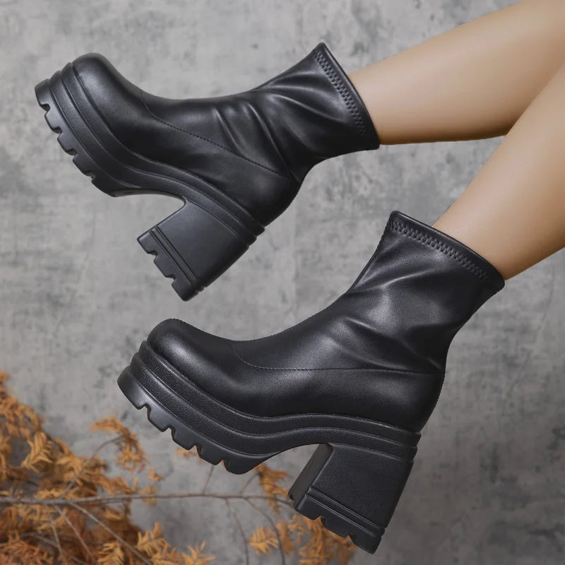 Botines elegantes para mujer – estilo urbano con plataforma y acabado en cuero.