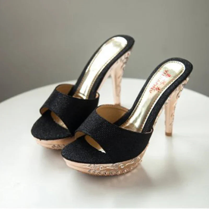 Sandalias de tacón alto con plataforma y pedrería de imitación. Disponibles en dorado, plateado y negro