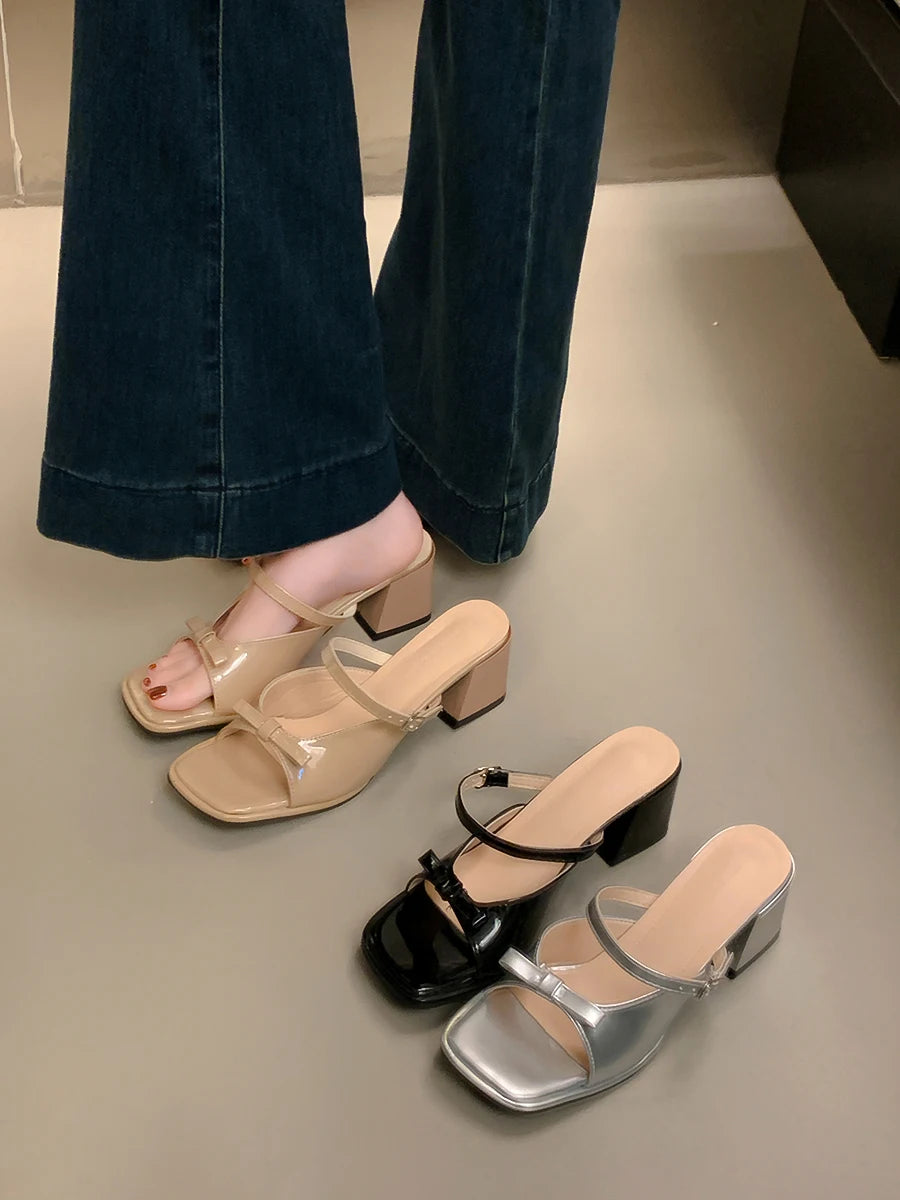 Sandalias de tacón color rosa nude con detalle de lazo mariposa. Diseño elegante y cómodo, perfectas para mujer en verano u ocasiones especiales.