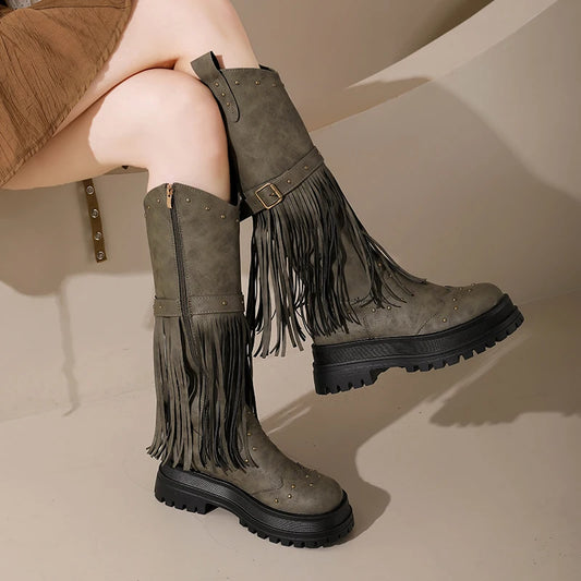 Botas altas para mujer con plataforma y tacón de bloque. Diseño con borlas y cremallera lateral