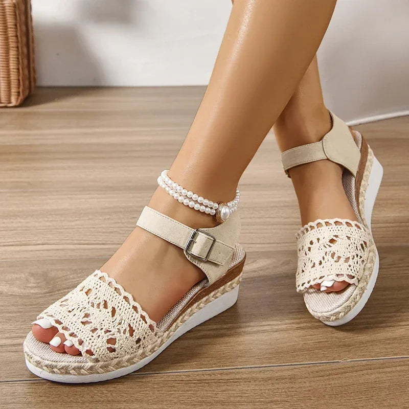 Sandalias de verano con cuña de esparto para mujer – elegantes y ligeras.
