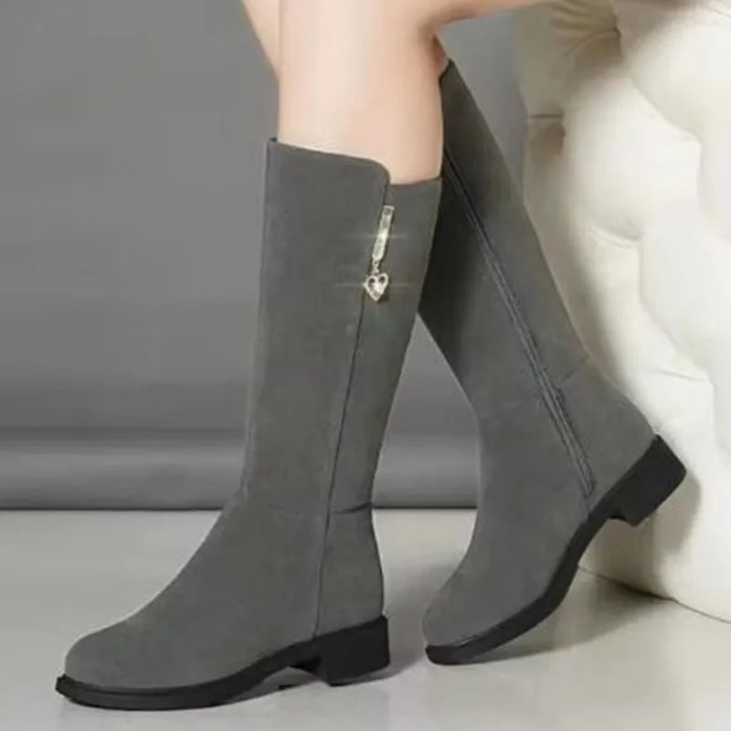 Botas largas de mujer – estilo moderno, forro de felpa y suela plana