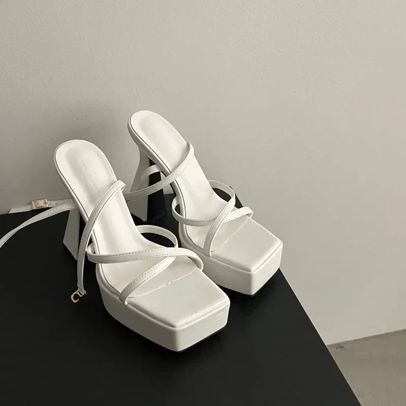 Sandalias altas con plataforma y tacón grueso – estilo de moda 2025
