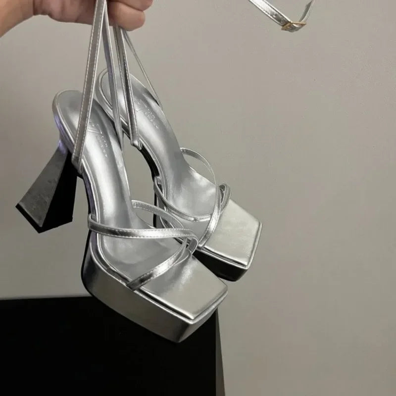 Sandalias altas con plataforma y tacón grueso – estilo de moda 2025