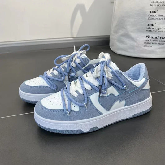 Tenis de mujer en azul con detalles blancos, diseño juvenil y cómodo. Deportivos y casuales, perfectos para verano, caminar o uso diario